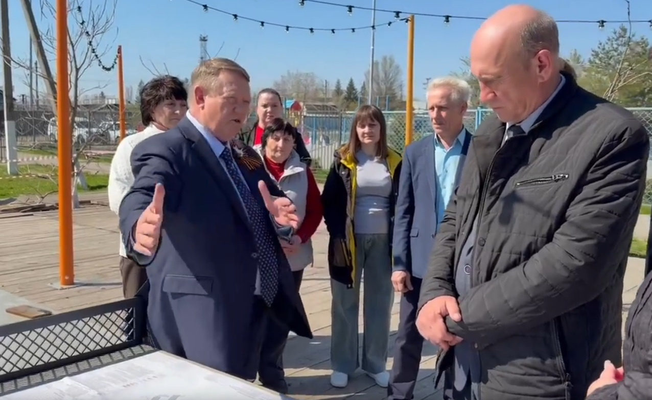 На месте пустыря у саратовской школы появится зелёная зона с фонтаном, сценой и теннисными столами